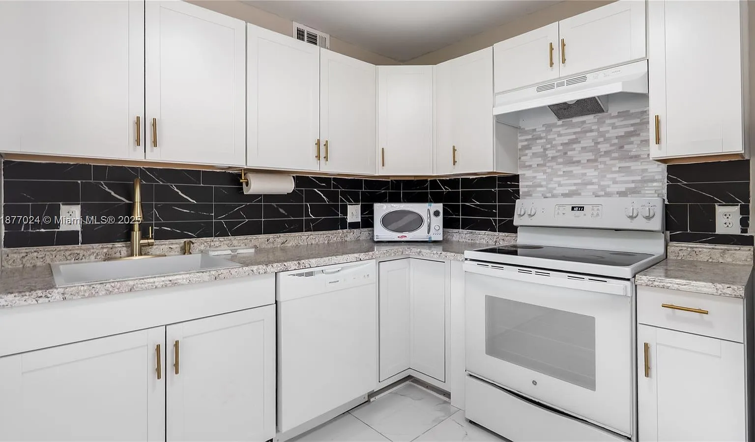 251 SW 132nd Way — Photo 3