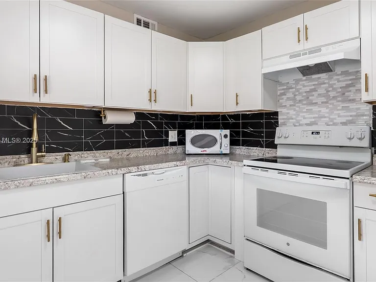 251 SW 132nd Way — Photo 3