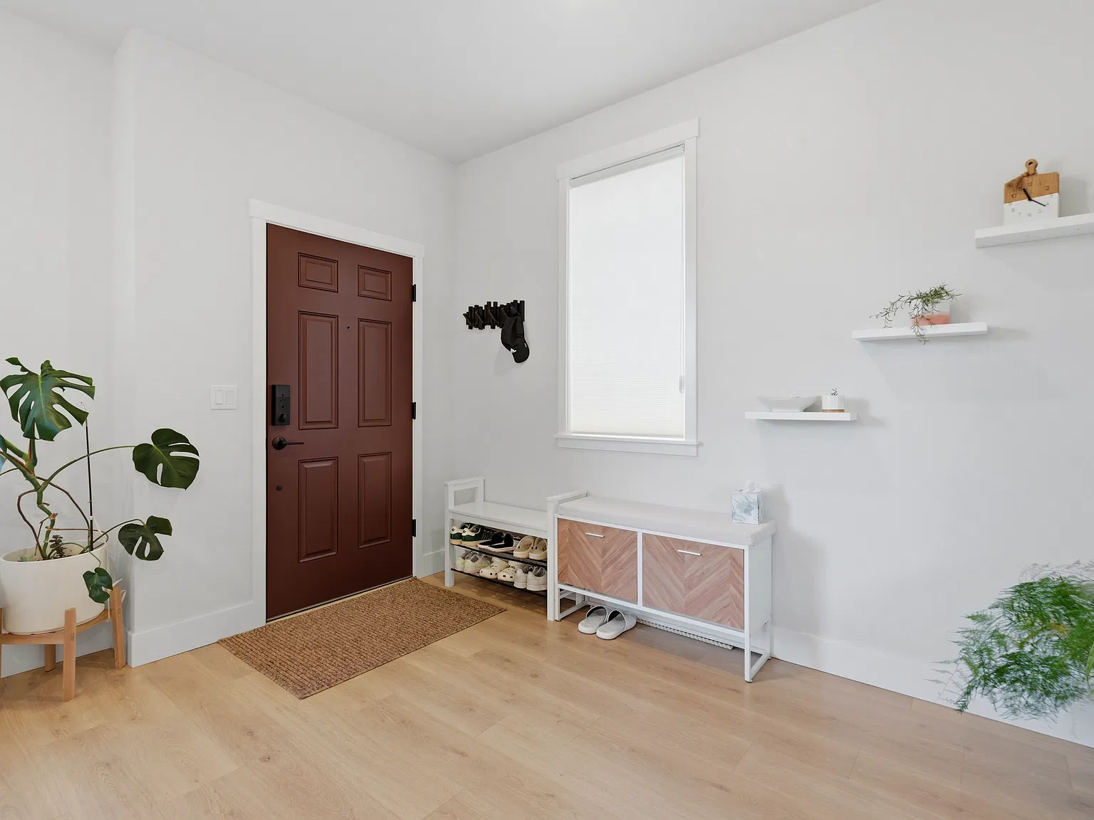 5 bed, 2.5 bath, 2364 sqft, $3,100 — Photo 3