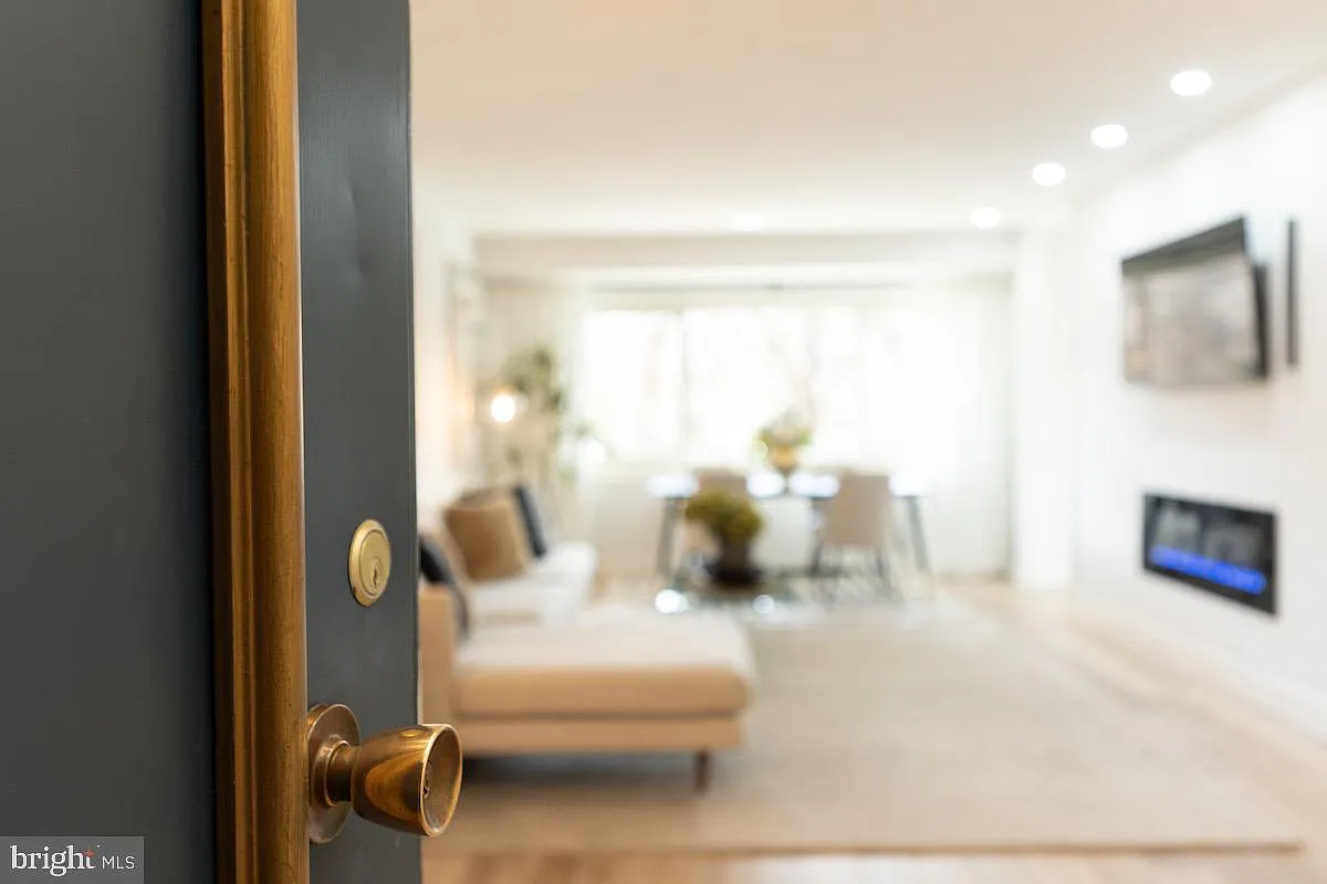 2 bed, 1.0 bath, 900 sqft, $3,800 — Photo 3