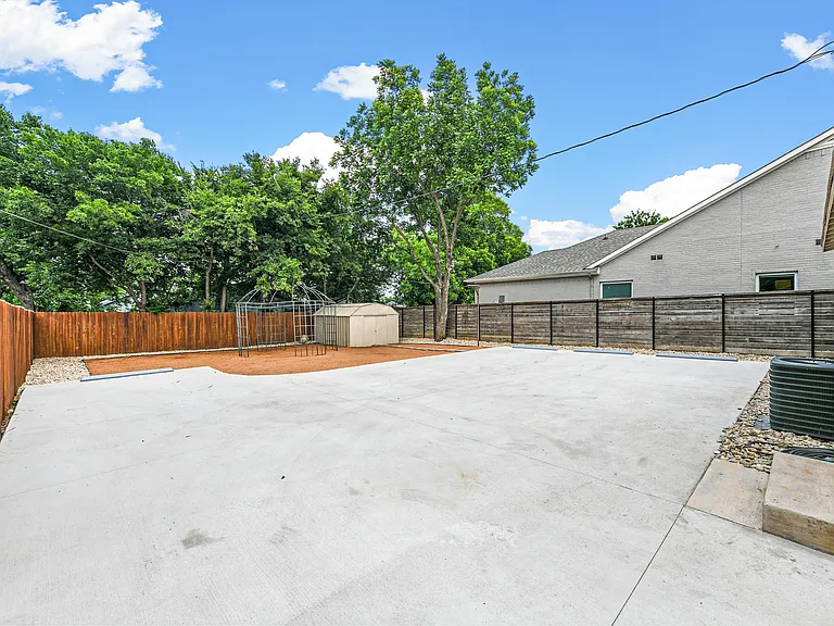 2717 Townsend Dr — Photo 31