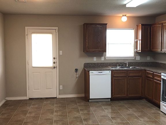 3rd image of 2900 Montague County Dr