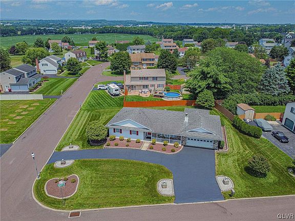 5th image of 403 Adrian Dr