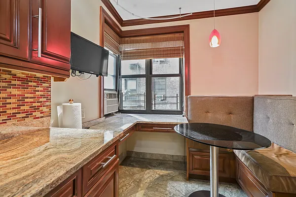 Sold by Remax City Square | media 11