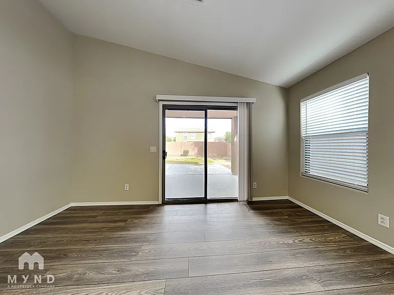 1034 E Saddle Way — Photo 5
