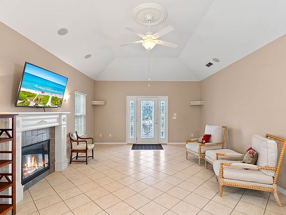 4th image of 16 Camellia Cir
