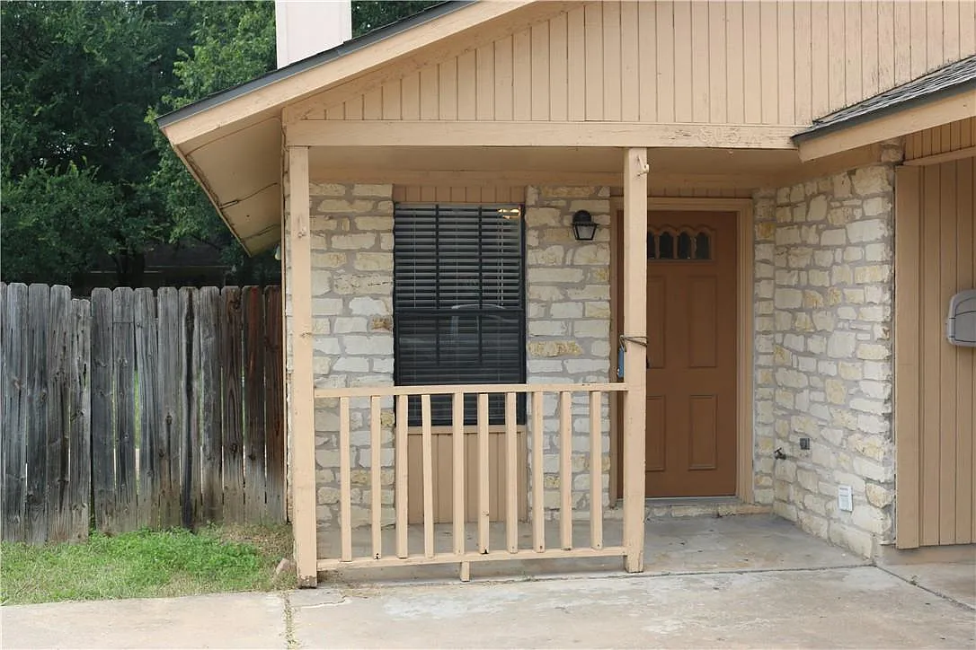 2 bed, 1.0 bath, 1078 sqft, $1,450 — Photo 2