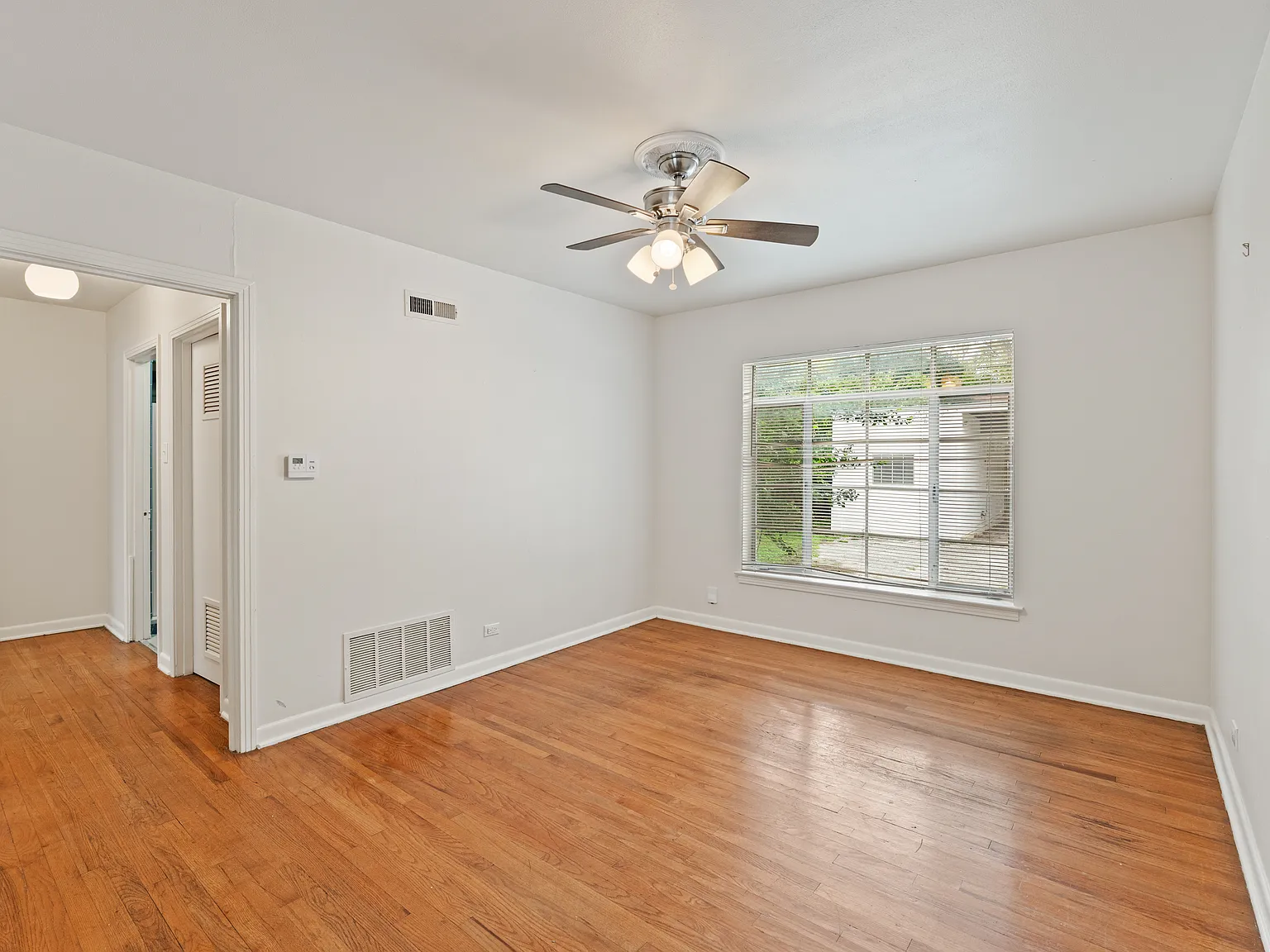 417 W Gramercy Pl — Photo 3