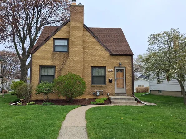 3710 S Ahmedi AVENUE, Saint Francis, WI 53235