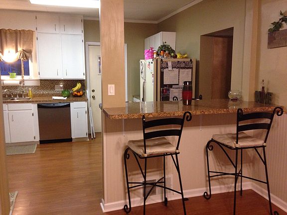 Big kitchen w/breakfast bar