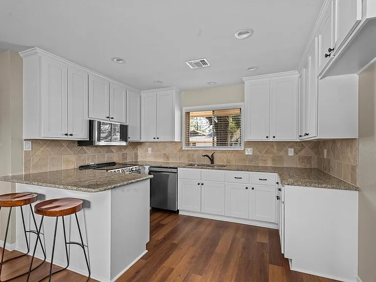 10030 Haddington Dr — Photo 11