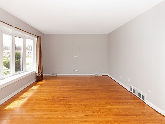 3rd image of 8676 W Ainslie St