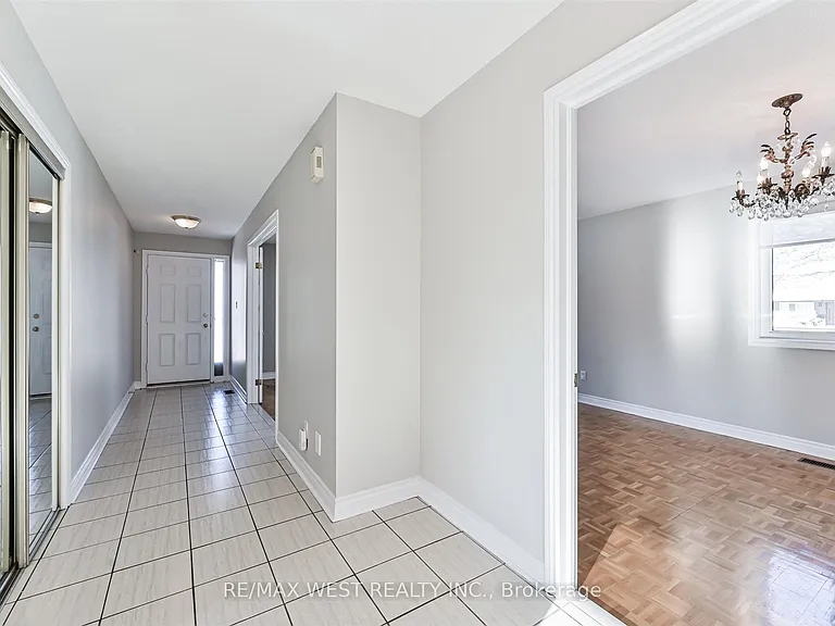 139 Carmen Cres — Photo 2