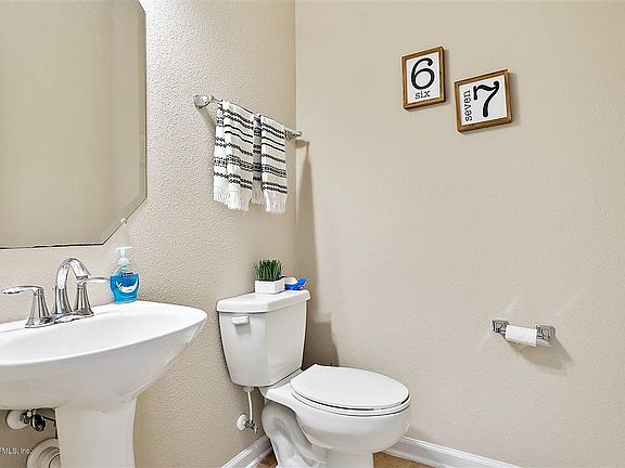 4th image of 82 Corey Cay Ave