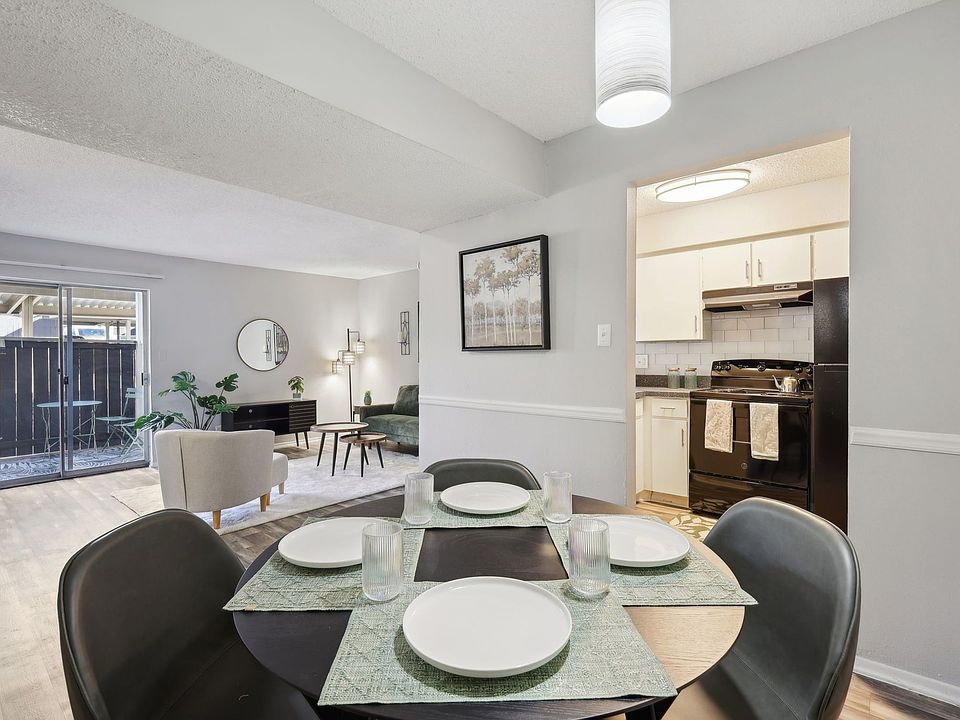 Hollyhills Apartments Denton TX- Model Dining Room