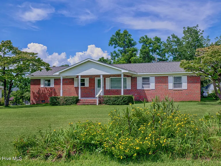 665 Hughes Rd — Photo 4