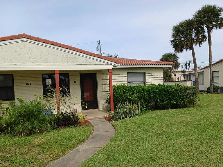 221 Cardinal Dr #B — Photo 1