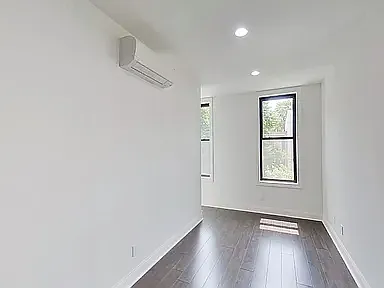 35 Schaefer St #3R — Photo 4