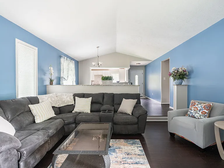 1902 Cambridge Dr — Photo 10