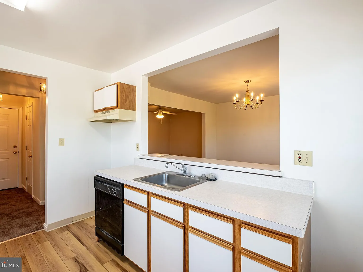 2 bed, 1.5 bath, 4700 sqft, $1,995 — Photo 3
