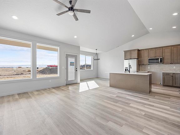 3rd image of 2914 E Helena St