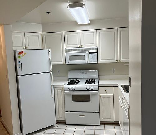 3rd image of 1050 N Taylor St #H