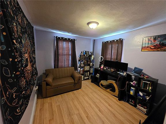 4th image of 422 East Ave