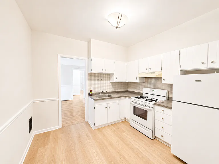 261 Richmond Ave #2 — Photo 6