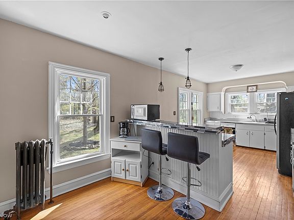 3rd image of 3372 Mayfield Rd