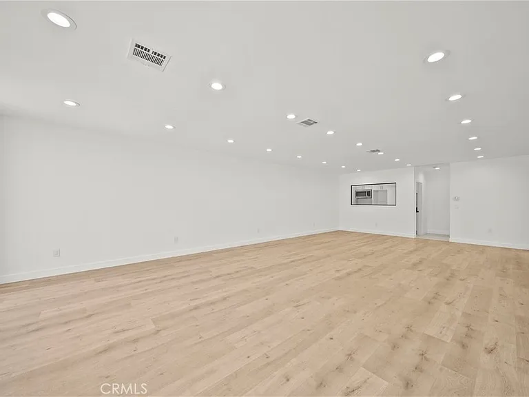 11488 Burbank Blvd — Photo 22