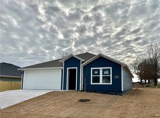 400 Riggs St, Prairie Grove, AR 72753