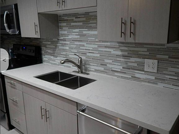 Quartz countertops, brand new stainless steel appliances