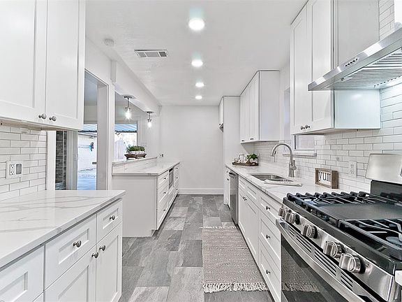 5th image of 7811 La Cosa Dr