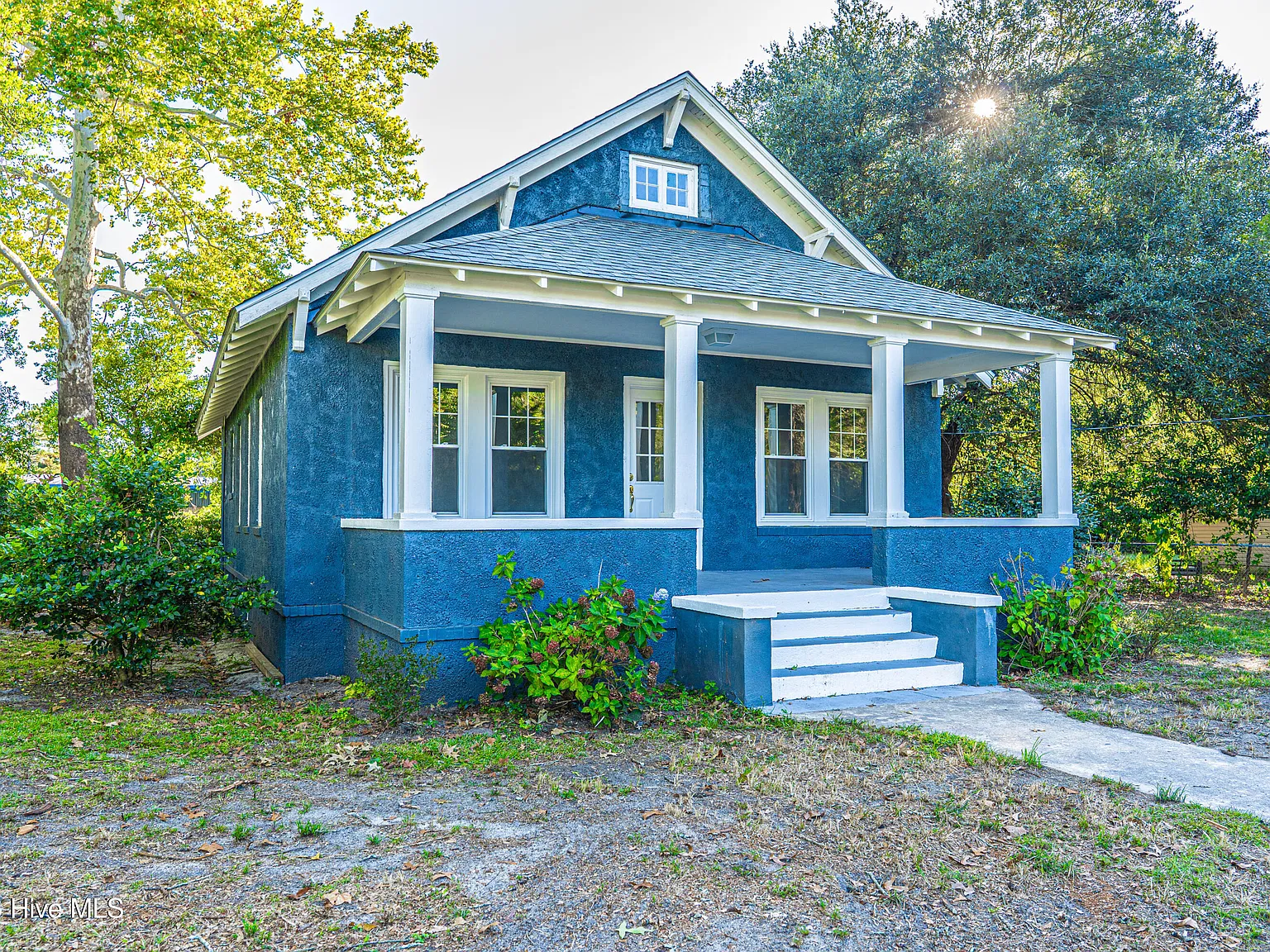 3 bed, 1.0 bath, 1040 sqft, $1,600 — Photo 2
