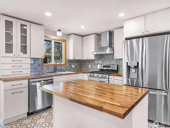 4th image of 2832 St Clair