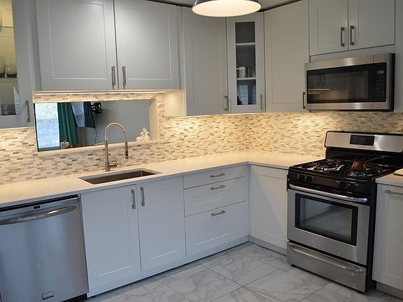 4th image of 812 Essex Cir