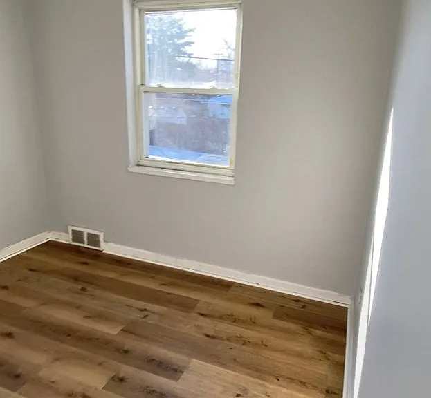 202 E Bruce Ave — Photo 6