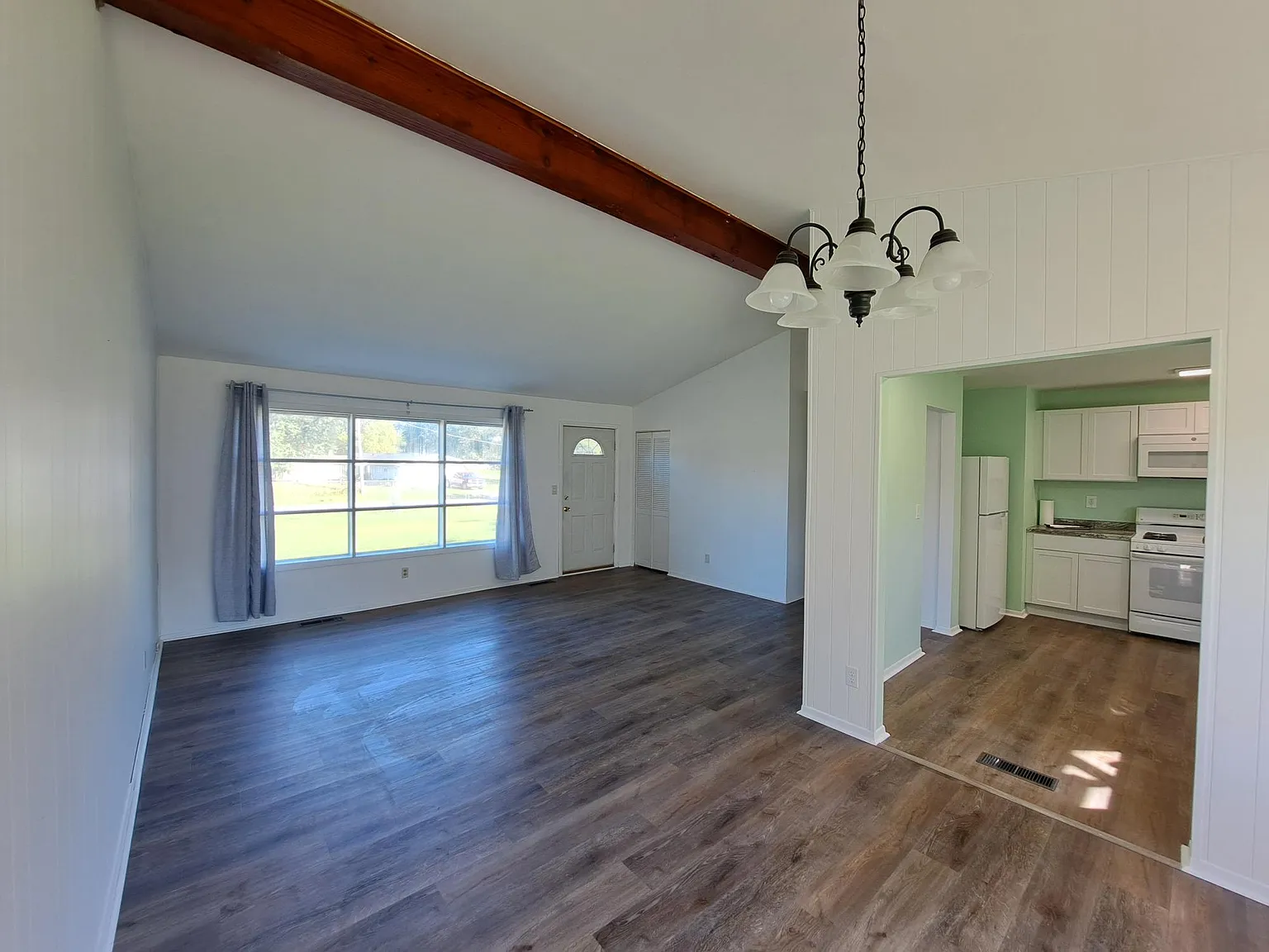 3 bed, 1096 sqft, $1,995 — Photo 3