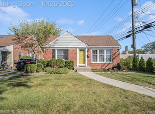 1828 Lochmoor Blvd, Grosse Pointe Woods, MI 48236