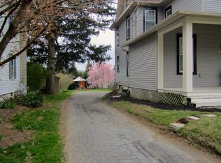 1046 E Main St, New Holland, PA 17557