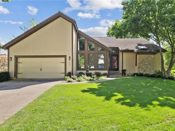 3635 NW Blue Jacket Dr, Lees Summit, MO 64064