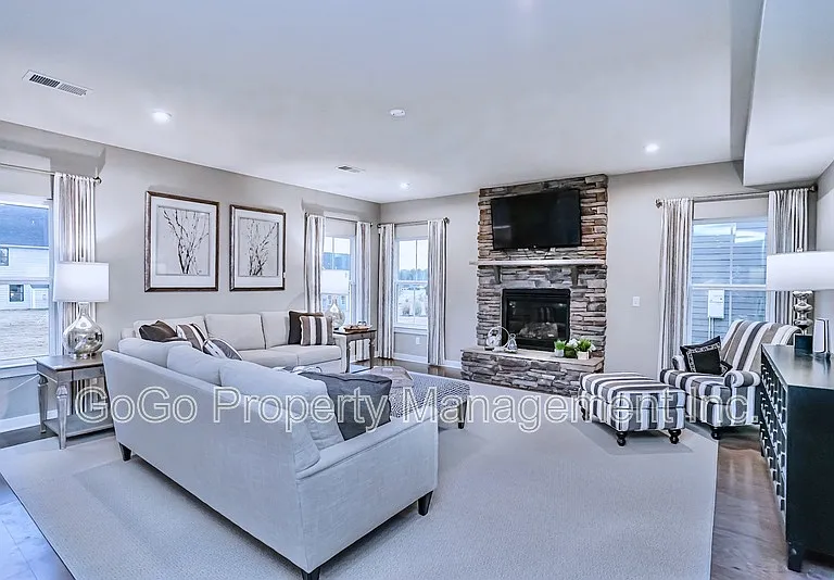 212 Spokane Dr — Photo 2