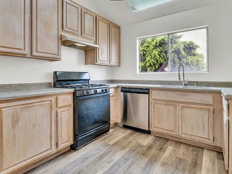 610 Venice Way #203 — Photo 7