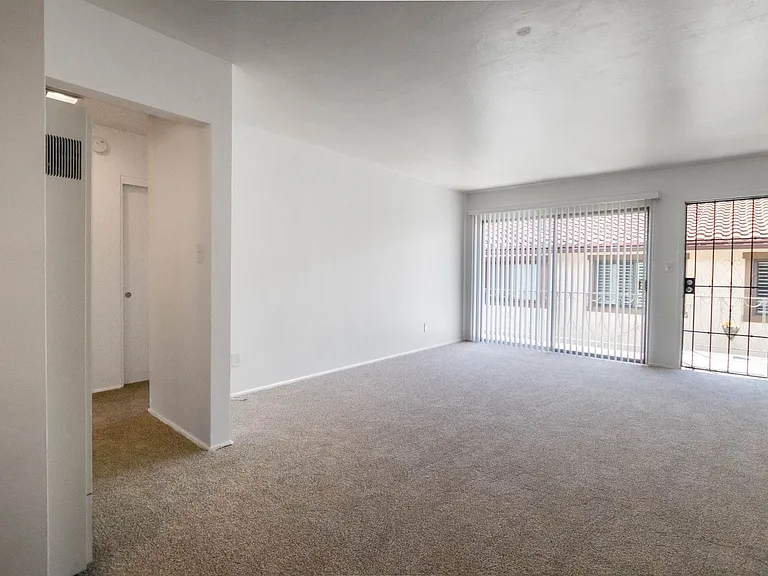 543 F Avenue — Photo 3