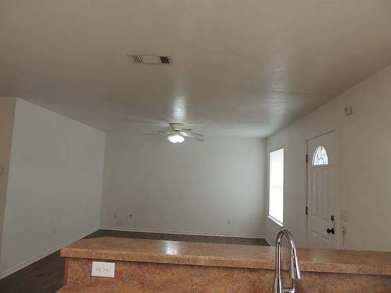 930 Edwards St — Photo 6