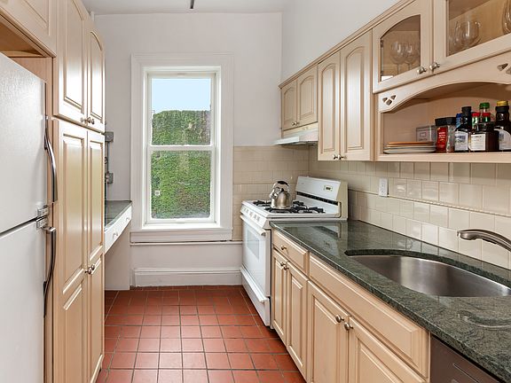 4th image of 237 W 11th St APT 5C