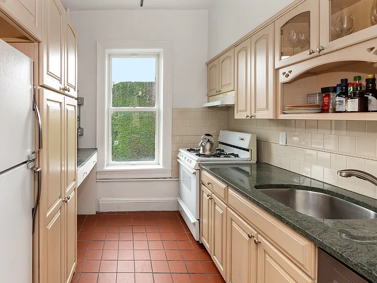 237 W 11th St #5C — Photo 4