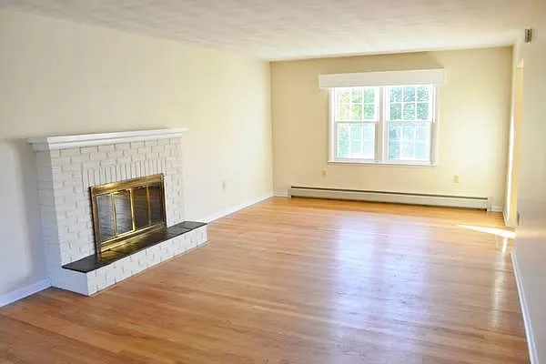 5 bed, 2.5 bath, 3500 sqft, $5,900 — Photo 1