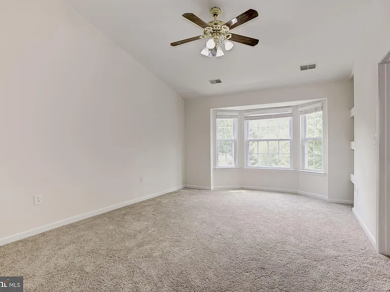 21588 Bankbarn Ter — Photo 10