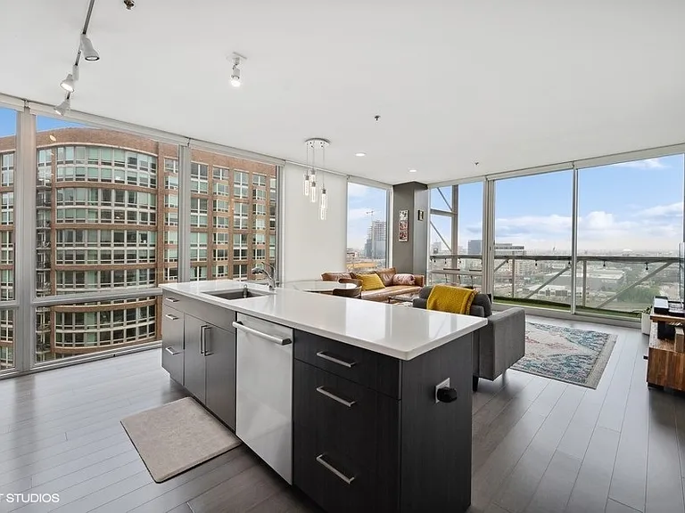 653 N Kingsbury St #1401 — Photo 10